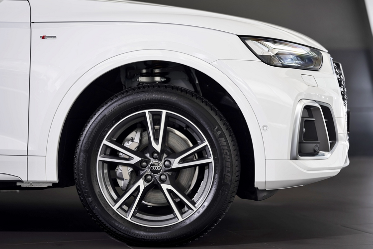 Nhờ việc kết hợp các vật liệu thông minh, Q5 là một trong những xe có trọng lượng khung vỏ nhẹ nhất, đồng thời chỉ số khí động lực học 0,30 cũng tốt nhất trong cùng phân khúc. Hệ thống cách âm cũng được tinh chỉnh cho một không gian nội thất đặc biệt yên tĩnh. Audi Q5 bản cơ sở sử dụng vành hợp kim nhôm 18-inch 5 chấu hình ngôi sao với cỡ lốp 235/60 R18, còn Q5 S line được trang bị vành hợp kim nhôm 19 inch 5 chấu chữ V, màu xám ánh kim Graphite với cỡ lốp 235/55 R19.