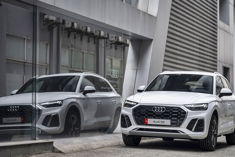 Thiết kế Q5 mới nhiều chi tiết góc cạnh, mạnh mẽ hơn so tạo nên một diện mạo bắt mắt và hấp dẫn hơn. Với chiều dài 4,68 m, Audi Q5 2021 mới được tăng chiều dài thêm 19 mm so với phiên bản tiền nhiệm trong khi chiều rộng và chiều cao không đổi. Lưới tản nhiệt khung đơn hình bát giác rộng và nông hơn trong khi các hốc gió hai bên đầu xe lớn hơn.