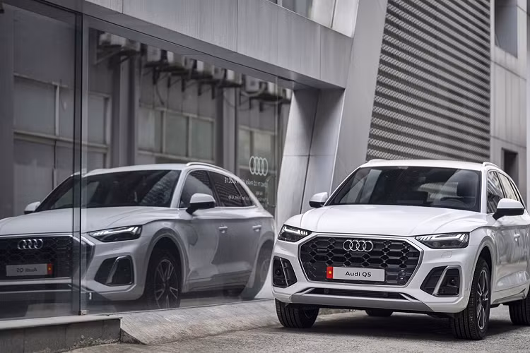 Thiết kế Q5 mới nhiều chi tiết góc cạnh, mạnh mẽ hơn so tạo nên một diện mạo bắt mắt và hấp dẫn hơn. Với chiều dài 4,68 m, Audi Q5 2021 mới được tăng chiều dài thêm 19 mm so với phiên bản tiền nhiệm trong khi chiều rộng và chiều cao không đổi. Lưới tản nhiệt khung đơn hình bát giác rộng và nông hơn trong khi các hốc gió hai bên đầu xe lớn hơn.