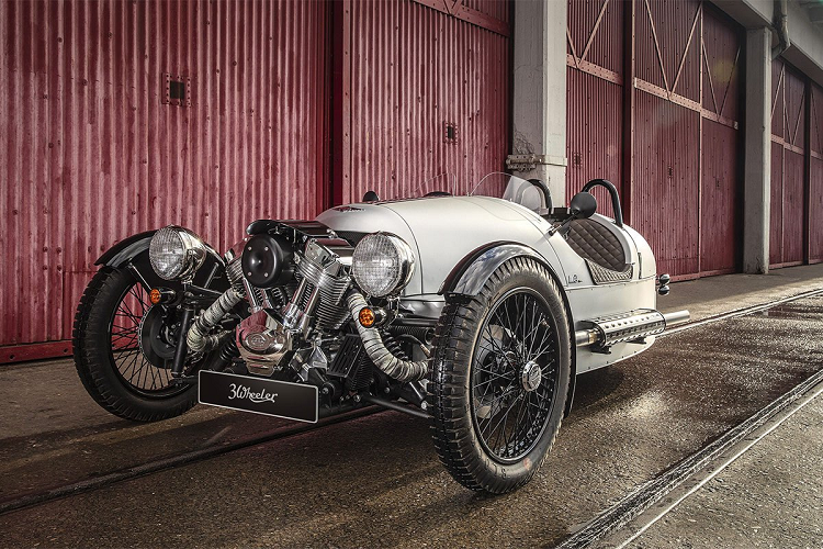 Đặc trưng của Morgan là tất cả xe của hãng đều được lắp ráp thủ công bằng tay với 220 nhân viên. Danh sách khách hàng chờ nhận xe khoảng 6 tháng, thậm chí lên tới vài năm. Không đua theo ngành công nghiệp toàn cầu, Morgan duy trì cảm hứng thiết kế từ năm 1950 đến nay với đầu xe dài, đuôi ngắn và chỉ có 2 chỗ ngồi. Thậm chí một số dòng xe như Aero 8 sản xuất năm 2000-2018 vẫn được sử dụng vật liệu gỗ để chế tác thân xe.