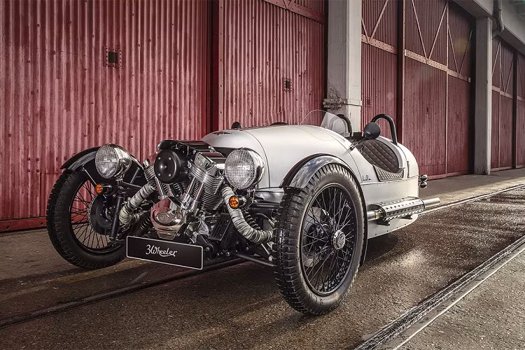 Đặc trưng của Morgan là tất cả xe của hãng đều được lắp ráp thủ công bằng tay với 220 nhân viên. Danh sách khách hàng chờ nhận xe khoảng 6 tháng, thậm chí lên tới vài năm. Không đua theo ngành công nghiệp toàn cầu, Morgan duy trì cảm hứng thiết kế từ năm 1950 đến nay với đầu xe dài, đuôi ngắn và chỉ có 2 chỗ ngồi. Thậm chí một số dòng xe như Aero 8 sản xuất năm 2000-2018 vẫn được sử dụng vật liệu gỗ để chế tác thân xe.