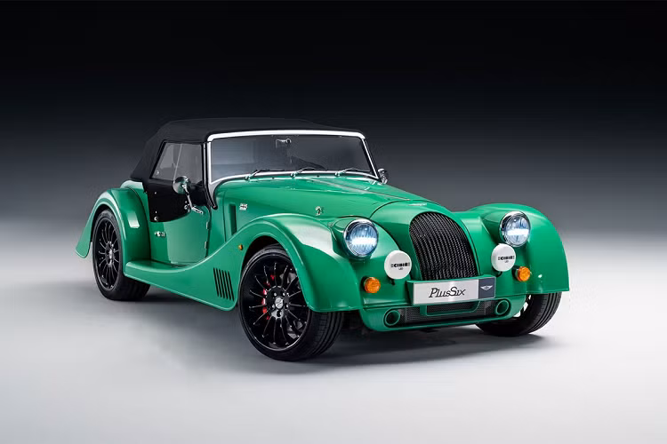 Còn mẫu 3 Wheeler lắp động cơ 2.0L V-Twin của S&amp;S Cycle, hộp số sàn 5 cấp của Mazda. Tại Anh quốc, 3 Wheeler có giá bán 39.486 bảng Anh (khoảng 1,26 tỷ đồng), Morgan Plus Four có giá 64.995-67.495 bảng Anh (khoảng 2,1-2,2 tỷ đồng), còn Plus Six có giá 84.995 bảng Anh (khoảng 2,77 tỷ đồng). Khi về Việt Nam, giá xe ôtô Morgan đến tay người tiêu dùng sẽ phải cộng thêm chi phí và thuế. Trước đây, từng có một doanh nghiệp tư nhân chào bán Morgan Plus Six với giá 8,2 tỷ đồng, ngang với giá xe Mercedes-Maybach.