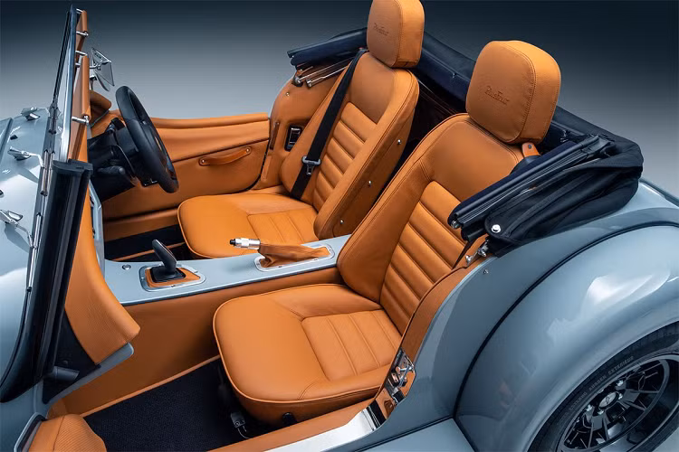 Theo tìm hiểu, DKC Auto sẽ được Morgan ủy quyền bán các mẫu xe mới, xe đã qua sử dụng và hoạt động dịch vụ sau bán hàng, cũng như cung cấp linh kiện, phụ tùng Morgan. Thương hiệu xe Morgan được thành lập năm 1909 và có trụ sở tại Worcestershire. Dù có tuổi đời hơn 100 năm, thế nhưng Morgan không hướng tới việc sản xuất xe hàng loạt mà chỉ ấn định sản lượng khoảng 850 xe/năm. 