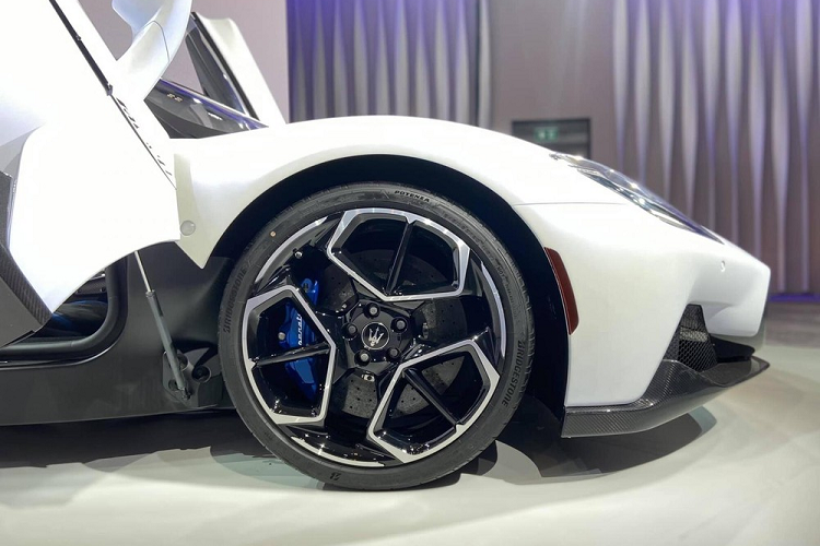 Nhờ đó, Maserati MC20 2021 có thể tăng tốc từ 0-100 km/h trong thời gian dưới 2,9 giây, từ 0-200 km/h trong 8,8 giây và đạt vận tốc tối đa 325 km/h. Theo hãng Maserati, siêu xe này có thể giảm tốc từ 100 km/h về vị trí đứng yên trên quãng đường 33 mét.