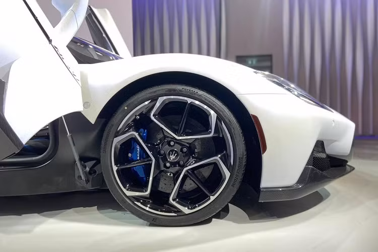 Nhờ đó, Maserati MC20 2021 có thể tăng tốc từ 0-100 km/h trong thời gian dưới 2,9 giây, từ 0-200 km/h trong 8,8 giây và đạt vận tốc tối đa 325 km/h. Theo hãng Maserati, siêu xe này có thể giảm tốc từ 100 km/h về vị trí đứng yên trên quãng đường 33 mét.