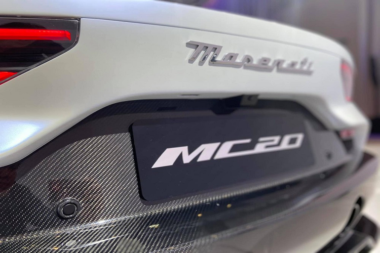 Ngoài ra, xe cũng có khóa vi sai chống trượt cơ học tự khóa tiêu chuẩn và khóa vi sai điện tử tùy chọn.