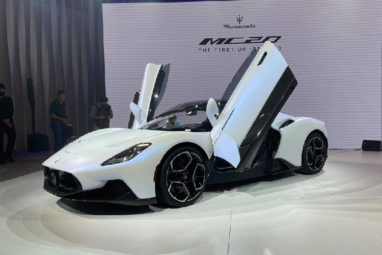 Nhờ đó, Maserati MC20 2021 có thể tăng tốc từ 0-100 km/h trong thời gian dưới 2,9 giây, từ 0-200 km/h trong 8,8 giây và đạt vận tốc tối đa 325 km/h. Theo hãng Maserati, siêu xe này có thể giảm tốc từ 100 km/h về vị trí đứng yên trên quãng đường 33 mét.