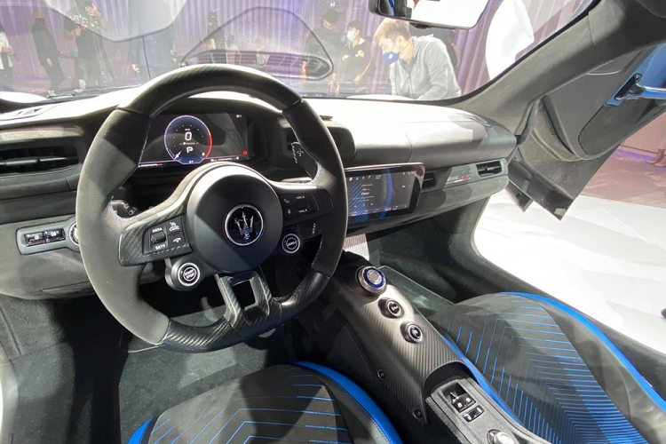 Chưa hết, động cơ của Maserati MC20 mới còn được áp dụng một số công nghệ của xe đua Công thức 1, đồng hành cùng hộp số tự động ly hợp kép 8 cấp và hệ dẫn động cầu sau.