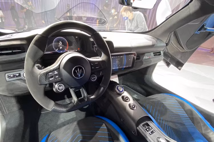 Chưa hết, động cơ của Maserati MC20 mới còn được áp dụng một số công nghệ của xe đua Công thức 1, đồng hành cùng hộp số tự động ly hợp kép 8 cấp và hệ dẫn động cầu sau.