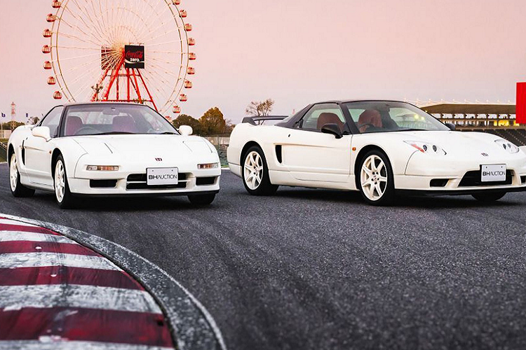 Nhắc đến xe thể thao của Honda, Civic Type R hoặc chiếc coupe Integra Type-R là ví dụ điển hình. Trong quá khứ, Honda cũng đã áp dụng huy hiệu Type R cho một mẫu xe huyền thoại, đó là chiếc Honda NSX-R đời 2002.