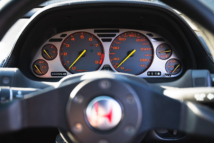 So với NSX tiêu chuẩn, phiên bản R nhẹ hơn khoảng 100 kg nhờ sử dụng các bộ phận thân xe bằng sợi carbon và loại bỏ bớt các chi tiết không cần thiết, bao gồm cả hệ thống lái trợ lực.