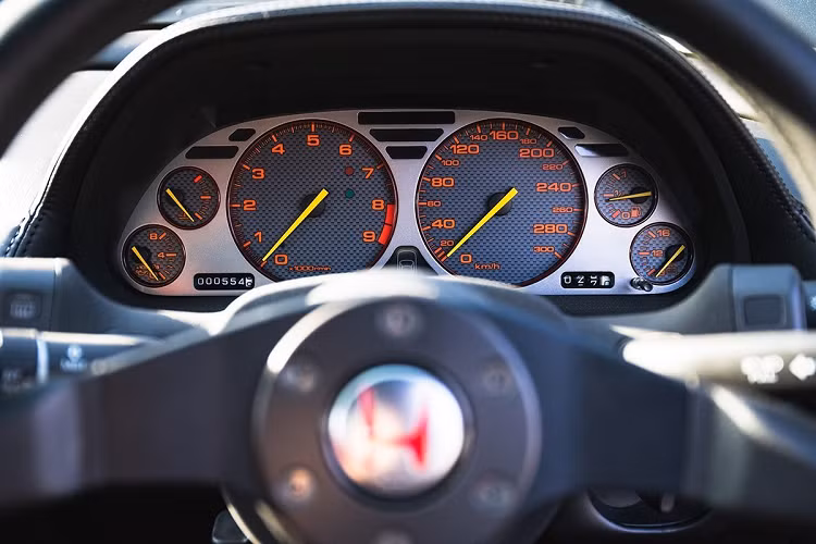 So với NSX tiêu chuẩn, phiên bản R nhẹ hơn khoảng 100 kg nhờ sử dụng các bộ phận thân xe bằng sợi carbon và loại bỏ bớt các chi tiết không cần thiết, bao gồm cả hệ thống lái trợ lực.