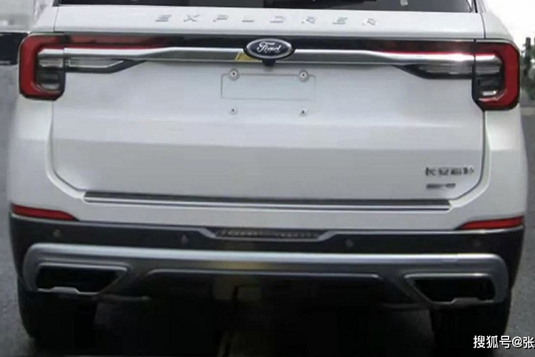 Ở bên sườn, mẫu SUV cỡ lớn này chỉ được bổ sung các loại vành la-zăng mới. Thiết kế của vành la-zăng cũng sẽ thay đổi theo phiên bản. Đằng sau, Ford Explorer 2022 được trang bị cụm đèn hậu mới, nối liền với nhau bằng dải đèn và nẹp mạ crôm ở giữa. Nằm bên trên logo của hãng Ford là tem chữ nổi "Explorer" theo xu hướng đang thịnh hành của làng công nghiệp ô tô. Bên dưới cản sau là 2 ống đầu ống xả giả hình chữ nhật.