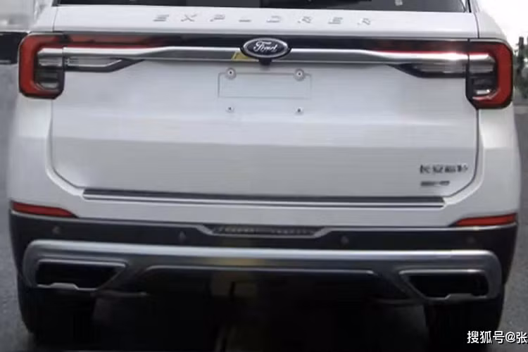 Ở bên sườn, mẫu SUV cỡ lớn này chỉ được bổ sung các loại vành la-zăng mới. Thiết kế của vành la-zăng cũng sẽ thay đổi theo phiên bản. Đằng sau, Ford Explorer 2022 được trang bị cụm đèn hậu mới, nối liền với nhau bằng dải đèn và nẹp mạ crôm ở giữa. Nằm bên trên logo của hãng Ford là tem chữ nổi "Explorer" theo xu hướng đang thịnh hành của làng công nghiệp ô tô. Bên dưới cản sau là 2 ống đầu ống xả giả hình chữ nhật.