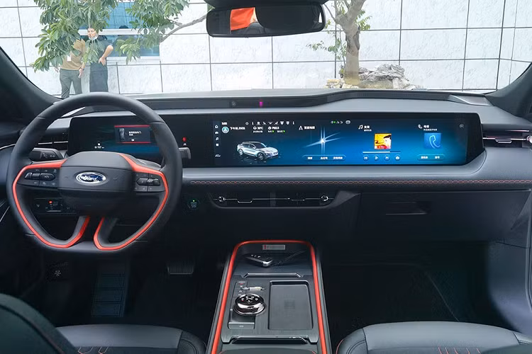 Động cơ của Ford Explorer 2022 tại thị trường Trung Quốc dự kiến vẫn là máy xăng EcoBoost 4 xi-lanh, tăng áp, dung tích 2.3L như cũ. Động cơ này tạo ra công suất tối đa 276 mã lực và mô-men xoắn cực đại 425 Nm. Sức mạnh được truyền tới bánh thông qua hộp số tự động 10 cấp.