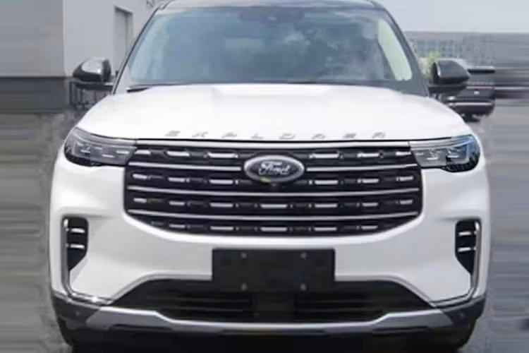 Thuộc phiên bản nâng cấp giữa vòng đời, mẫu xe SUV Ford Explorer 2022 được bổ sung thiết kế đầu xe mới. Tại đây, chúng ta sẽ thấy lưới tản nhiệt rộng hơn trước và thiết kế hình chữ "U" thay vì hình lục giác. Tùy vào phiên bản, xe sẽ đi kèm mắt lưới tản nhiệt với mắt lưới điểm xuyết những chi tiết mạ crôm hoặc mắt lưới hình tổ ong.