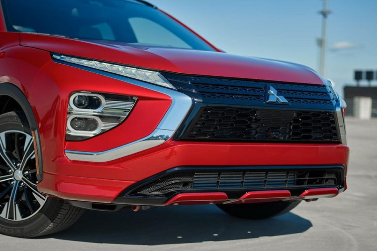 Về nội thất, Mitsubishi Eclipse Cross đã được trang bị màn hình thông tin giải trí mới kích thước 8 inch. Màn hình này đặt gần người lái hơn và loại bỏ các nút chỉnh cảm ứng để quay trở lại với các nút bấm vật lý truyền thống.