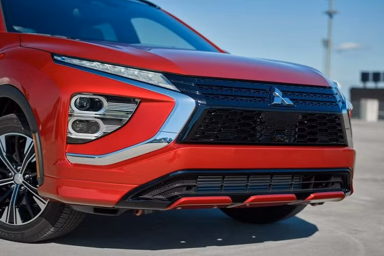 Về nội thất, Mitsubishi Eclipse Cross đã được trang bị màn hình thông tin giải trí mới kích thước 8 inch. Màn hình này đặt gần người lái hơn và loại bỏ các nút chỉnh cảm ứng để quay trở lại với các nút bấm vật lý truyền thống.