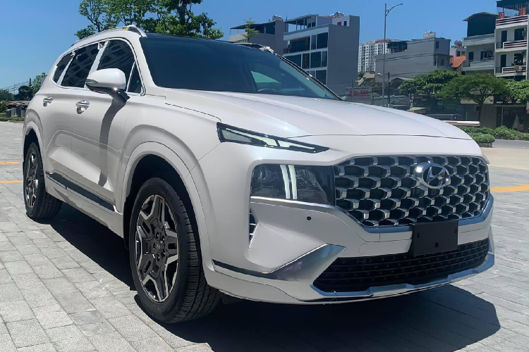 Hyundai SantaFe 2021 bản máy dầu 2.2L cũ đã được thay thế sang dòng máy dầu “Smartstream D2.2” mới, mặc dù không khác biệt đáng kể về Công Suất hay Mô-Men xoắn nhưng dòng máy mới này nhẹ hơn, độ ồn và độ rung được giảm thiểu hơn so với dòng máy cũ. Động cơ cho công suất 199 mã lực tại 3.800 vòng/phút cùng mô-men xoắn cực đại 441Nm đạt được ngay từ 1.750 vòng/phút. Sức mạnh được truyền xuống bốn bánh (AWD), thông qua hộp số tự động ly hợp kép 8 cấp ướt (8DCT) hoàn toàn mới thay thế cho hộp số tự động 8 cấp cũ.