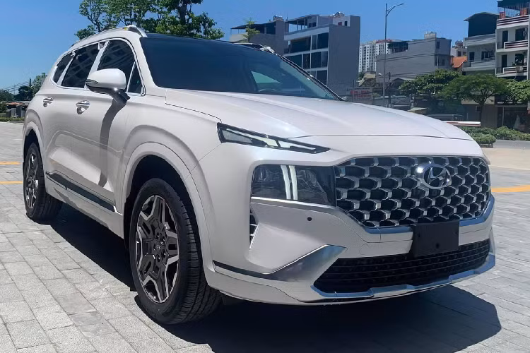 Hyundai SantaFe 2021 bản máy dầu 2.2L cũ đã được thay thế sang dòng máy dầu “Smartstream D2.2” mới, mặc dù không khác biệt đáng kể về Công Suất hay Mô-Men xoắn nhưng dòng máy mới này nhẹ hơn, độ ồn và độ rung được giảm thiểu hơn so với dòng máy cũ. Động cơ cho công suất 199 mã lực tại 3.800 vòng/phút cùng mô-men xoắn cực đại 441Nm đạt được ngay từ 1.750 vòng/phút. Sức mạnh được truyền xuống bốn bánh (AWD), thông qua hộp số tự động ly hợp kép 8 cấp ướt (8DCT) hoàn toàn mới thay thế cho hộp số tự động 8 cấp cũ.