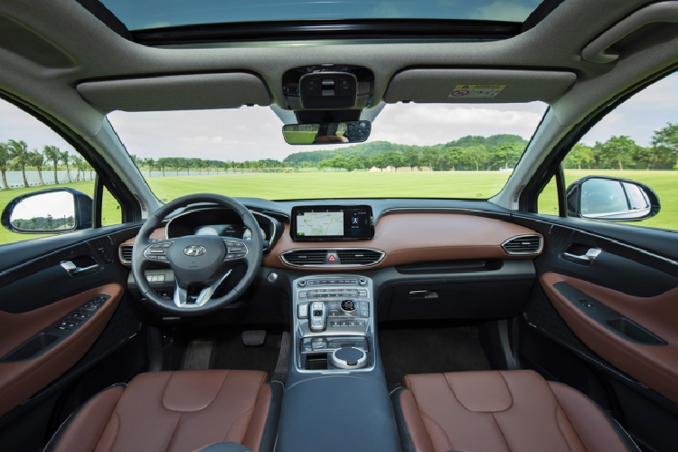 Lựa chọn xe chạy “lướt” có thể là một ưu tiên hàng đầu đối với một số khách mua xe để tiết kiệm một phần chi phí mua xe. Ngoài ra, đối với một số mẫu xe thuộc hàng “hot” trên thị trường, thì người mua sẽ không mất công chờ đợi, mà được “cưới liền tay”. Tại Việt Nam, dòng xe SantaFe phiên bản máy dầu được nhiều khách hàng ưa chuộng bởi nhiều lý do như hộp số mượt, tính Kinh Tế, độ bền bỉ ít hỏng vặt.