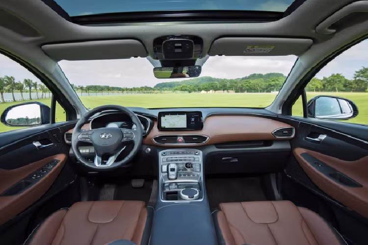 Lựa chọn xe chạy “lướt” có thể là một ưu tiên hàng đầu đối với một số khách mua xe để tiết kiệm một phần chi phí mua xe. Ngoài ra, đối với một số mẫu xe thuộc hàng “hot” trên thị trường, thì người mua sẽ không mất công chờ đợi, mà được “cưới liền tay”. Tại Việt Nam, dòng xe SantaFe phiên bản máy dầu được nhiều khách hàng ưa chuộng bởi nhiều lý do như hộp số mượt, tính Kinh Tế, độ bền bỉ ít hỏng vặt.