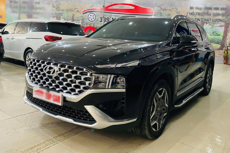 Tuy nhiên, người mua sẽ tiết kiệm được khoảng 100 triệu đồng, đây là một khoảng chi phí kha khá bao gồm các loại thuế phí đi kèm cộng trực tiếp vào giá bán niêm yết để xe lăn bánh. Tạm tính, giá xe Hyundai SantaFe 2021 full dầu này có giá lăn bánh lần lượt khoảng 1,540 tỷ đồng ở Hà Nội hoặc 1,515 tỷ đồng ở TP. HCM.