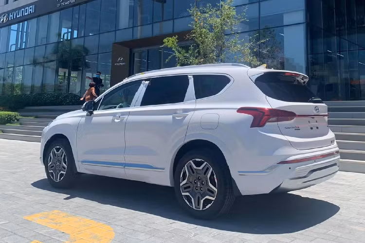 Nội thất SantaFe 2021 bản full dầu sở hữu nhiều trang bị mới hút khách, bao gồm màn hình cảm ứng trung tâm 10,25 inch thay cho bản cũ dùng 8 inch, hỗ trợ đa kết nôi Android Auto/Apple Carplay, có cả bản đồ định vị dẫn đường dành riêng cho thị trường Việt và cả Camera 360 SVM. Hệ thống 10 loa Harman-Kardon, bảng đồng hồ trung tâm hỗ trợ lái chuyển sang dùng màn hình 12,35 inch có thể quan sát điểm mù (SVM) khá tiện lợi khi vận hành hay cặp lề. Cuối cùng là những trang bị khác như màn hình kính lái HUD và hơn nữa.