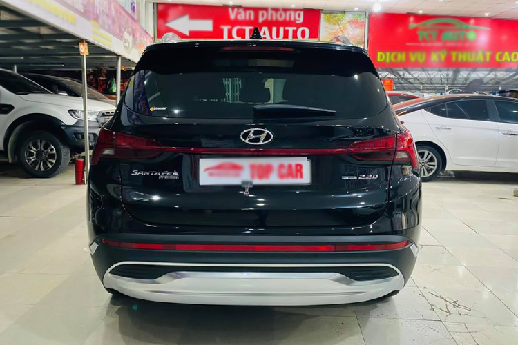 Ngoài ra, SantaFe phiên bản máy dầu nổ rất êm, ít ồn nếu so với các lựa chọn xe SUV 7 chỗ máy dầu khách. Hiện tại, Hyundai SantaFe và Kia Sorento là 2 lựa chọn hiếm hoi trong phân khúc CUV 5+2 chỗ có lựa chọn bản máy dầu. Ngoài lý do vận hành và kinh tế, SantaFe bản máy dầu khá giữ giá và “dễ mua dễ bán” trên thị trường. 