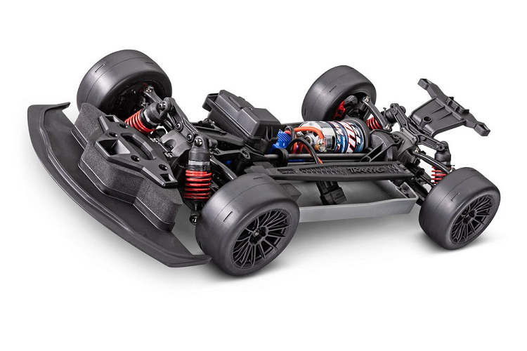Traxxas đã tái tạo những đường cong cơ bắp và các bộ phận khí động học của chiếc Supra một cách vô cùng chi tiết. Nền tảng cơ sở cho chiếc xe đua Toyota GR Supra GT4 RC chạy pin này là khung gầm 4-Tec 3.0 của công ty, có kích thước dài hơn và rộng hơn để phù hợp với trục cơ sở dài hơn và khoảng cách trục bánh rộng hơn của GR Supra. Theo Traxxas, điều đó đã giúp cải thiện độ ổn định và tinh chỉnh khả năng xử lý.