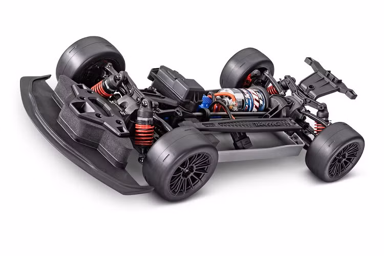 Traxxas đã tái tạo những đường cong cơ bắp và các bộ phận khí động học của chiếc Supra một cách vô cùng chi tiết. Nền tảng cơ sở cho chiếc xe đua Toyota GR Supra GT4 RC chạy pin này là khung gầm 4-Tec 3.0 của công ty, có kích thước dài hơn và rộng hơn để phù hợp với trục cơ sở dài hơn và khoảng cách trục bánh rộng hơn của GR Supra. Theo Traxxas, điều đó đã giúp cải thiện độ ổn định và tinh chỉnh khả năng xử lý.