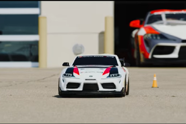 Tất cả các thiết bị điện tử cũng là loại chống nước, vì vậy điều kiện thời tiết xấu sẽ không làm hỏng cuộc vui của người chơi. Ngay cả bộ la-zăng và lốp xe cũng là bản sao chính xác của chiếc xe đua thật. Traxxas có cung cấp hai tùy chọn màu sắc ngoại thất, bao gồm thiết kế pha trọng màu đỏ, trắng và đen với số xe đua; thiết kế còn lại có phần bớt khoa trương hơn với thân vỏ trắng và đề-can đen.