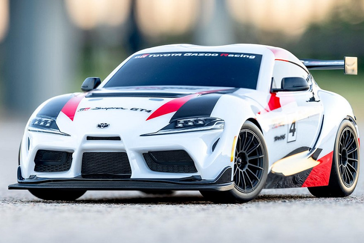 Traxxas là một cái tên được biết đến nhờ việc chế tạo nên không phải một mà là vài chiếc xe điều khiển từ xa (RC) nhanh nhất, cứng cáp nhất, và giống thật đến kinh ngạc trên hành tinh. Công ty có trụ sở tại Texas chuyên bán các phiên bản RC hiệu suất cao của mọi loại xe trên đời, từ Ford Bronco đến Chevrolet Corvette Stingray C8 và Ford GT. Sự bổ sung mới nhất cho dòng sản phẩm RC của họ là phiên bản tỷ lệ 1/10 của xe đua Toyota GR Supra GT4 đồ chơi.