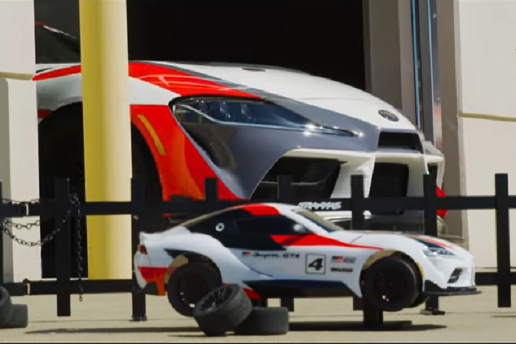 Video được phát hành bởi Traxxas cho thấy hai chiếc GR Supra GT4 điều khiển từ xa độ sức với nhau trên đường đua, và mọi thứ có vẻ rất thú vị. Trong đời thực, Toyota GR Supra GT4 được trang bị động cơ tăng áp 6 xi-lanh thẳng hàng, dung tích 3.0 lít có nguồn gốc từ BMW, sản sinh công suất 430 mã lực và 651 Nmmô-men xoắn cực đại.
