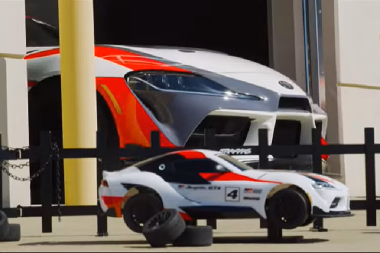 Video được phát hành bởi Traxxas cho thấy hai chiếc GR Supra GT4 điều khiển từ xa độ sức với nhau trên đường đua, và mọi thứ có vẻ rất thú vị. Trong đời thực, Toyota GR Supra GT4 được trang bị động cơ tăng áp 6 xi-lanh thẳng hàng, dung tích 3.0 lít có nguồn gốc từ BMW, sản sinh công suất 430 mã lực và 651 Nmmô-men xoắn cực đại.