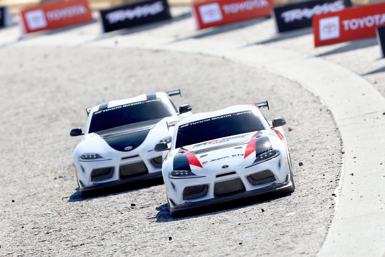 Khung gầm xe sử dụng hệ thống giảm xóc chứa dầu bôi trơn, và hệ thống treo liên kết kép có thể điều chỉnh hoàn toàn để phù hợp với những điều kiện mặt đường khác nhau. Người dùng có thể tiếp cận khung gầm dễ dàng nhờ hệ thống gắn thân vỏ “không kẹp ghim” được tích hợp liền mạch vào thân xe mà không làm gián đoạn các đường nét thiết kế.