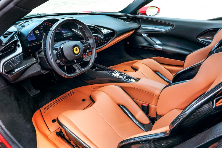 Cabin SF90 Stradale lấy cảm hứng từ xe đua F1 với bảng táp-lô thiết kế hướng về người lái. Bên cạnh đó, Ferrari còn mang đến nhiều trang bị hiện đại cho mẫu hypercar như bảng đồng hồ tốc độ kỹ thuật số cong 16 inch, vô-lăng tích hợp phím cảm ứng có công nghệ phản hồi xúc giác, hiển thị thông tin trên kính lái HUD...