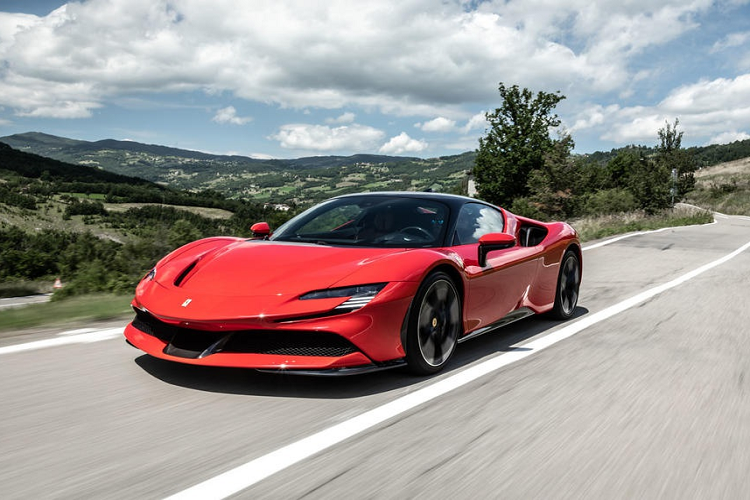 Ferrari SF90 Stradale của Cường Đô la mới đặt hàng được giới thiệu cách đây gần 2 năm và trở thành cái tên được săn đón bởi những người chơi siêu xe trên thế giới với khả năng vận hành ấn tượng và ngôn ngữ thiết kế mới từ thương hiệu Ngựa chồm