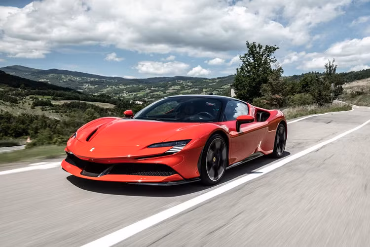 Ferrari SF90 Stradale của Cường Đô la mới đặt hàng được giới thiệu cách đây gần 2 năm và trở thành cái tên được săn đón bởi những người chơi siêu xe trên thế giới với khả năng vận hành ấn tượng và ngôn ngữ thiết kế mới từ thương hiệu Ngựa chồm