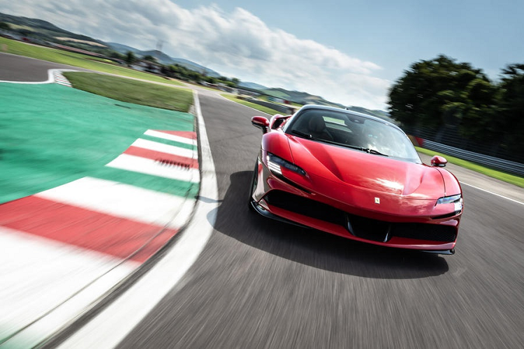 Mẫu hypercar thương mại mạnh nhất của Ferrari sử dụng hộp số 8 cấp ly hợp kép với công nghệ chia sẻ từ xe đua F1, đi cùng hệ dẫn động e4WD có vi sai điện tử. SF90 Stradale có khả năng tăng tốc 0-100 km/h trong 2,5 giây và 0-200 km/h mất 6,7 giây. Vận tốc tối đa của xe là 340 km/h.