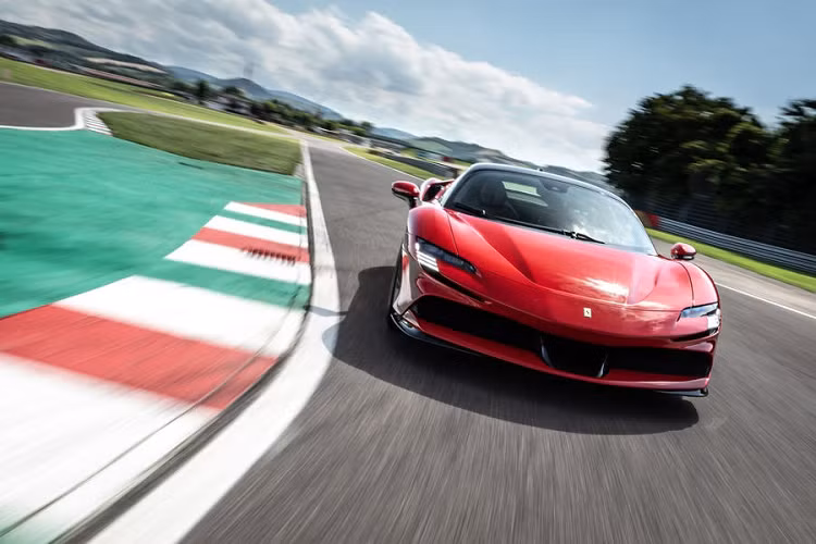 Mẫu hypercar thương mại mạnh nhất của Ferrari sử dụng hộp số 8 cấp ly hợp kép với công nghệ chia sẻ từ xe đua F1, đi cùng hệ dẫn động e4WD có vi sai điện tử. SF90 Stradale có khả năng tăng tốc 0-100 km/h trong 2,5 giây và 0-200 km/h mất 6,7 giây. Vận tốc tối đa của xe là 340 km/h.