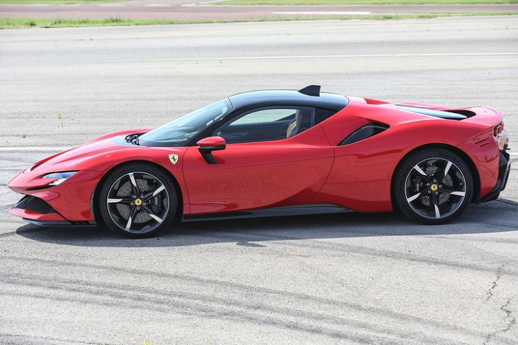 Kích thước dài x rộng x cao của SF90 Stradale lần lượt là 4.710 x 1.972 x 1.186 mm, chiều dài cơ sở đạt 2.650 mm. Khối lượng khô của siêu xe ở mức 1.570 kg, cho tỷ lệ khối lượng/công suất đạt 1,57 kg/mã lực. Ferrari cho biết xe có tỷ lệ phân bổ khối lượng ở cầu trước và sau là 45% và 55%.