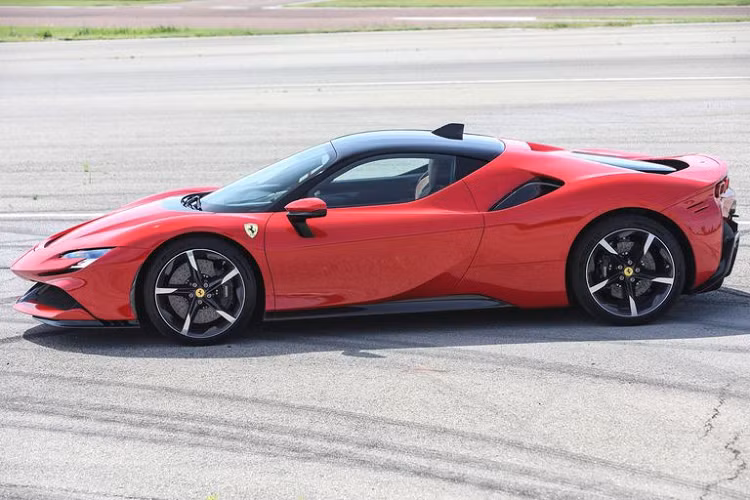 Kích thước dài x rộng x cao của SF90 Stradale lần lượt là 4.710 x 1.972 x 1.186 mm, chiều dài cơ sở đạt 2.650 mm. Khối lượng khô của siêu xe ở mức 1.570 kg, cho tỷ lệ khối lượng/công suất đạt 1,57 kg/mã lực. Ferrari cho biết xe có tỷ lệ phân bổ khối lượng ở cầu trước và sau là 45% và 55%.