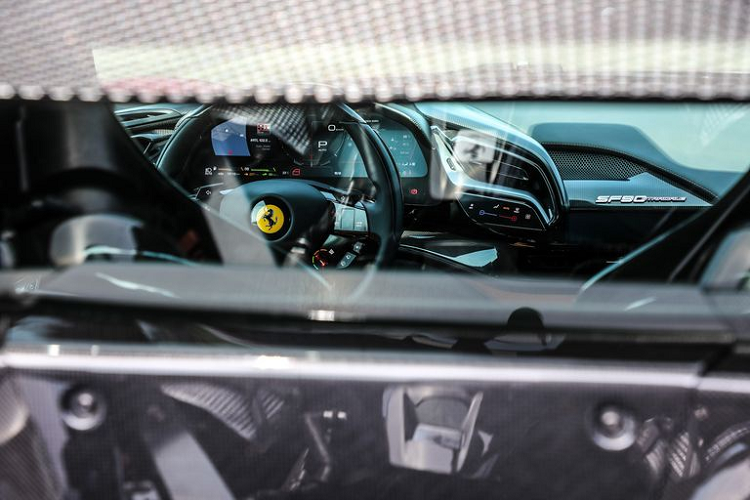 Theo tìm hiểu, khách hàng khi chọn mua SF90 Stradale sẽ được Ferrari cung cấp một loạt mục tùy chọn cá nhân. Danh sách có thể kể màu sơn ngoại thất, màu mui xe, nắp khoang động cơ carbon, kiểu la-zăng cùng màu kẹp phanh, ốp carbon các chi tiết khí động học, màu ống xả, màu da nội thất, kiểu ghế ngồi, ốp trang trí carbon cho khoang lái...