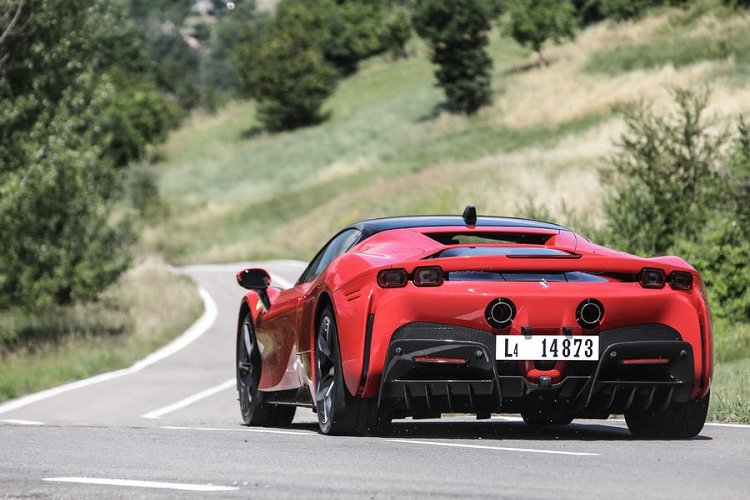 Theo Caranddriver, SF90 có mức giá khởi điểm tại Mỹ là 511.000, chưa bao gồm các trang bị tùy chọn. Dự đoán, mẫu siêu xe mới của ông Cường khi về đến Việt Nam có thể ngốn khoảng 50-60 tỷ đồng, bao gồm giá bán và chi phí đăng ký ra biển cá nhân. Những mẫu siêu xe đủ khả năng thách thức Ferrari SF90 Stradale có thể kể đến Lamborghini Aventador SVJ hay McLaren 765LT.