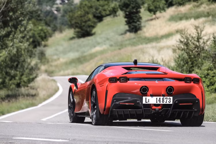 Theo Caranddriver, SF90 có mức giá khởi điểm tại Mỹ là 511.000, chưa bao gồm các trang bị tùy chọn. Dự đoán, mẫu siêu xe mới của ông Cường khi về đến Việt Nam có thể ngốn khoảng 50-60 tỷ đồng, bao gồm giá bán và chi phí đăng ký ra biển cá nhân. Những mẫu siêu xe đủ khả năng thách thức Ferrari SF90 Stradale có thể kể đến Lamborghini Aventador SVJ hay McLaren 765LT.