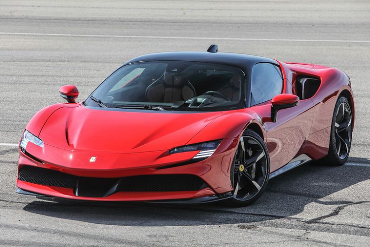 Theo trao đổi đại diện Ferrari Việt Nam không tiết lộ các option ông Cường lựa chọn vì lý do bảo mật khách hàng. Hãng siêu xe Italy cũng giữ bí mật về mức giá của chiếc SF90 Stradale của doanh nhân này. Trước đó, đã có 2 chiếc Ferrari SF90 Stradale màu đỏ được nhập về Việt Nam bởi đơn vị tư nhân nhưng bộ đôi này vẫn chưa xuất hiện trên đường phố.