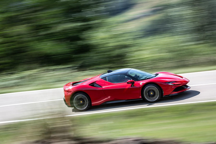 Ferrari SF90 Stradale được trang bị động cơ V8 4.0L có công suất tối đa 780 mã lực cùng mô-men xoắn cực đại 800 Nm. Không chỉ vậy, siêu xe này có cấu hình truyền động hybrid với 3 mô-tơ điện, giúp sản sinh tổng công suất lên đến 1.000 mã lực, mạnh hơn cả “đàn anh” LaFerrari.