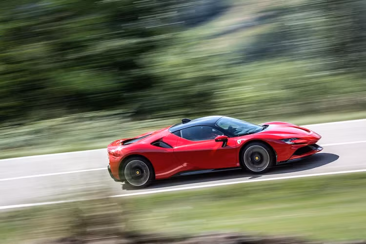 Ferrari SF90 Stradale được trang bị động cơ V8 4.0L có công suất tối đa 780 mã lực cùng mô-men xoắn cực đại 800 Nm. Không chỉ vậy, siêu xe này có cấu hình truyền động hybrid với 3 mô-tơ điện, giúp sản sinh tổng công suất lên đến 1.000 mã lực, mạnh hơn cả “đàn anh” LaFerrari.