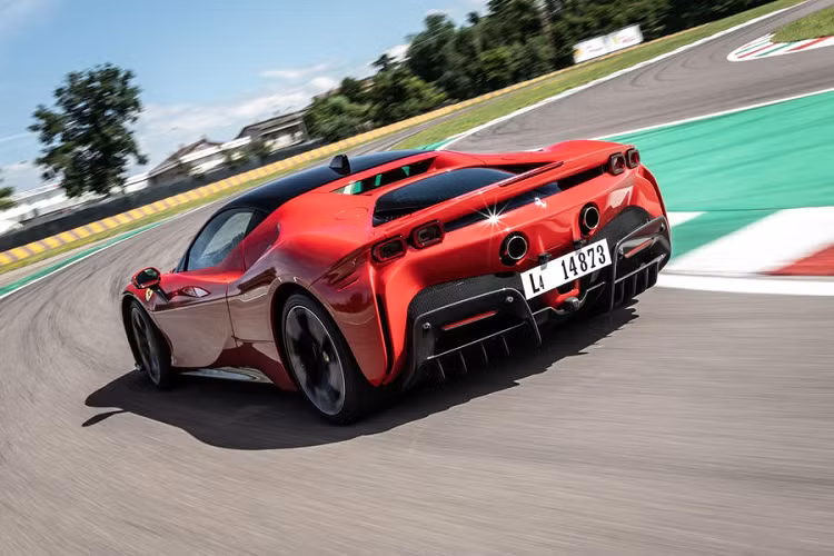 Bên cạnh hiệu năng đáng nể, Ferrari cung cấp cho SF90 Stradale 4 chế độ vận hành để người lái có thể sử dụng trong những điều kiện di chuyển khác nhau. Đó là eDrive, Hybrid, Performance và Qualify.